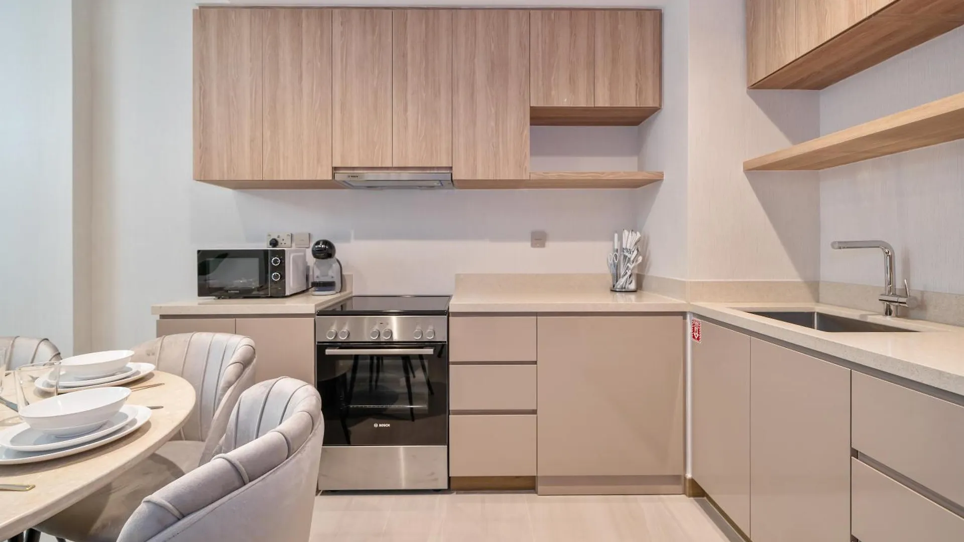 Apartment Modern 2Br Missoni Design Canal-Side Elegance Dubai