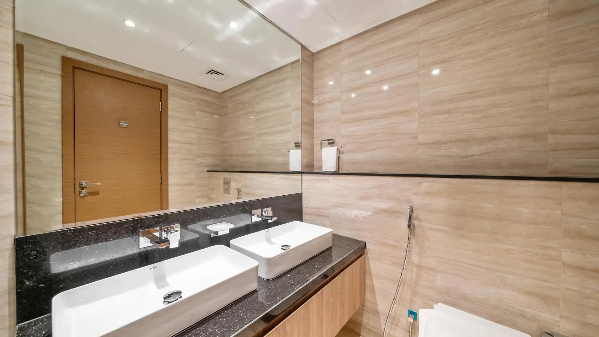 Modern 2Br Missoni Design Canal-Side Elegance Dubai 0*,