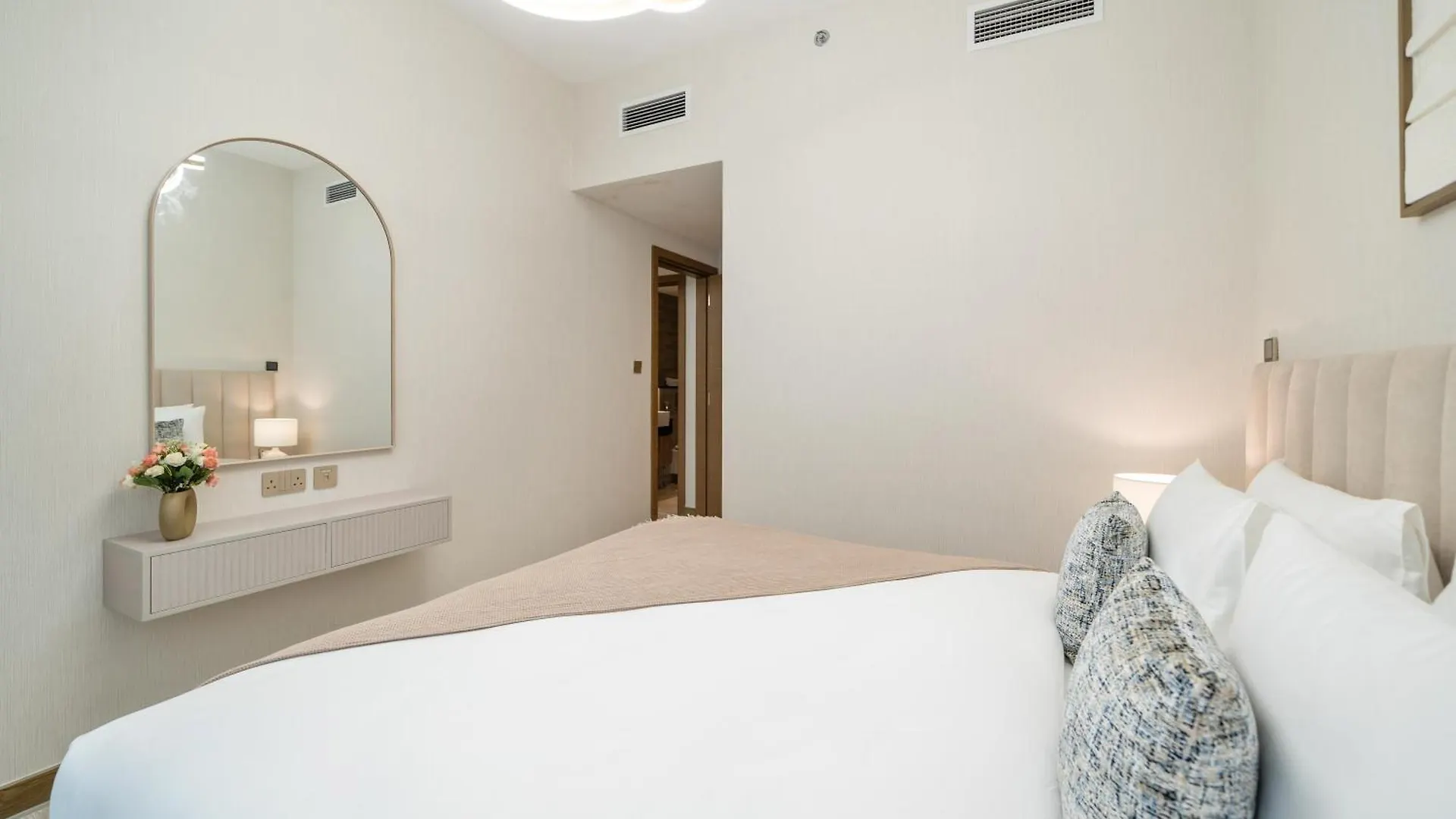 Apartment Modern 2Br Missoni Design Canal-Side Elegance Dubai